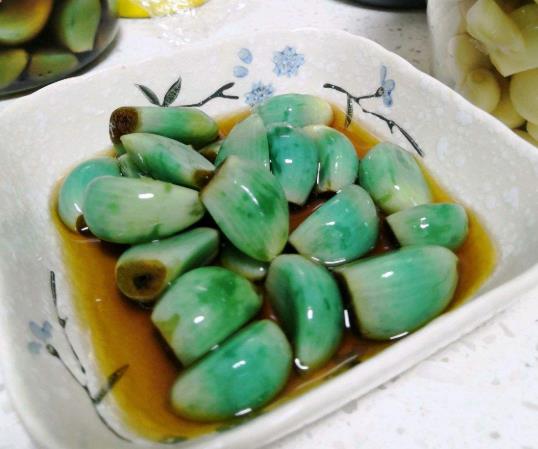 腊八蒜越泡越白还能吃吗?腊八蒜褪色了怎么办