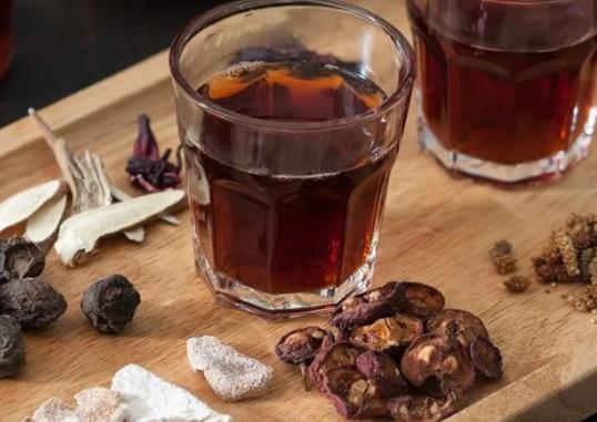 酸梅汤加柠檬好喝吗?酸梅汤一股中药味正常吗 酸梅汤加柠檬好喝吗?酸梅汤一股中药味正常吗
