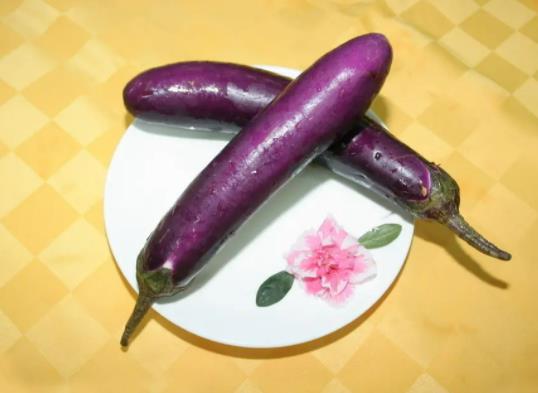 怎么看茄子老不老?吃茄子削皮好还是不削好 怎么看茄子老不老?吃茄子削皮好还是不削好