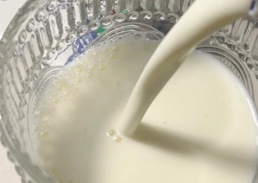 冷牛奶能泡开燕麦吗?鲜牛奶呈现豆腐脑状还可以饮用吗 冷牛奶能泡开燕麦吗?鲜牛奶呈现豆腐脑状还可以饮用吗