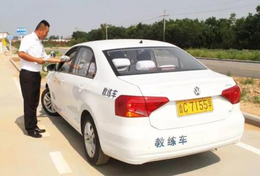 不用本人亲自去考都能拿驾照是真的吗?现在考驾照是考c1好还是c2好